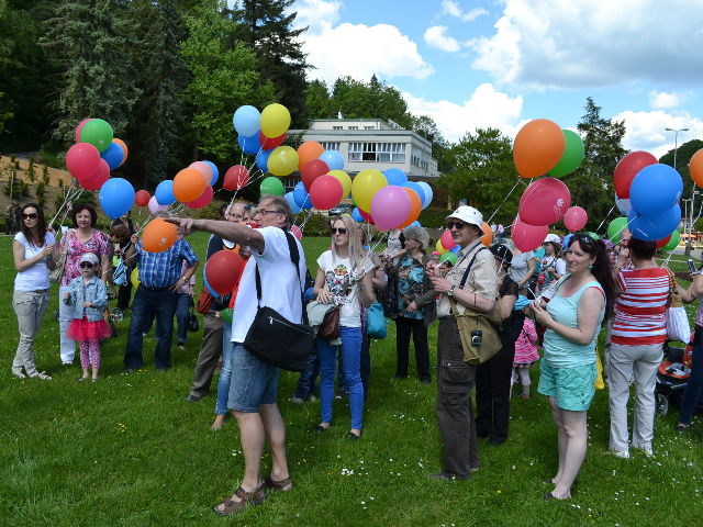 Nad lázněmi se vznesla stovka balónků Nad lázněmi se vznesla stovka balónků