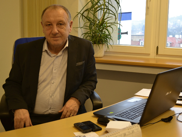 Místostarosta Kop už zametal fabriku i hostil prezidenty. Píše knihy a hrával bigbít Místostarosta Kop už zametal fabriku i hostil prezidenty. Píše knihy a hrával bigbít