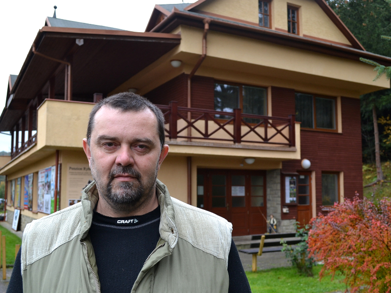 Hospodář luhačovických rybářů František Hubáček u Rybářské chaty Hospodář luhačovických rybářů František Hubáček u Rybářské chaty