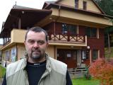 Hospodář luhačovických rybářů František Hubáček u Rybářské chaty Hospodář luhačovických rybářů František Hubáček u Rybářské chaty