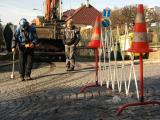 Kvůli havárii po ulici tekla voda Kvůli havárii po ulici tekla voda