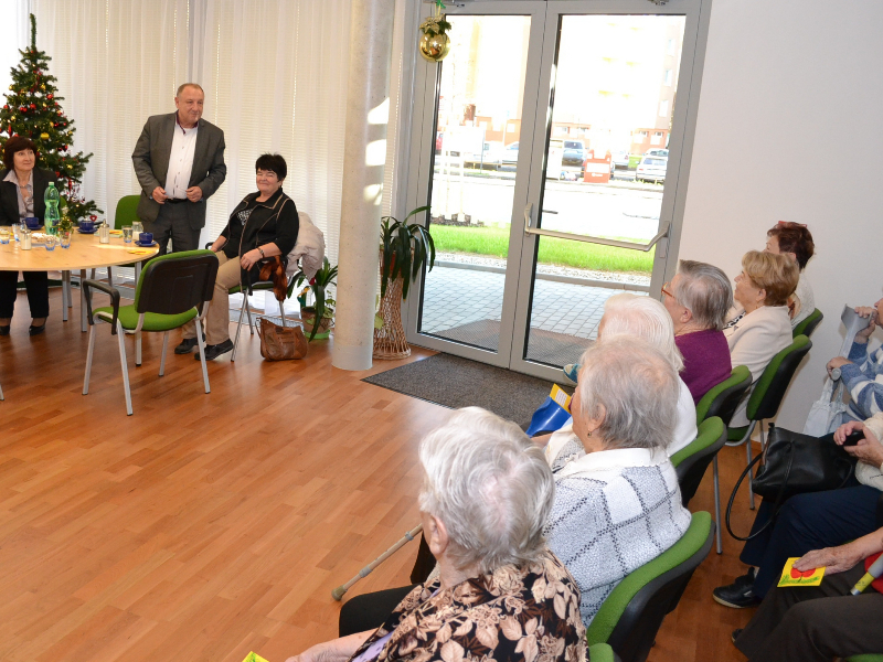 Představitelé města popřáli seniorům pěkné Vánoce Představitelé města popřáli seniorům pěkné Vánoce