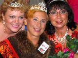 Missis Eurobabička roku 2015 Jana Mikulcová (uprostřed) spolu s dámami, které obsadily 2. a 3. místo v soutěži (foto: organizátoři) Missis Eurobabička roku 2015 Jana Mikulcová (uprostřed) spolu s dámami, které obsadily 2. a 3. místo v soutěži (foto: organizátoři)