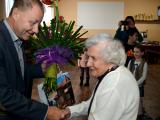 Roman Lebloch gratuluje vitální seniorce, která se dožila stovky. Roman Lebloch gratuluje vitální seniorce, která se dožila stovky.