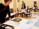 Jedna z porotkyň Jana Vinšová ze společnosti Czechdesign při výběru nejlepších návrhů (foto: www.czechdesign.cz) Jedna z porotkyň Jana Vinšová ze společnosti Czechdesign při výběru nejlepších návrhů (foto: www.czechdesign.cz)