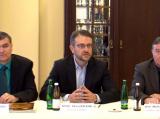 Na tiskové konferenci mluvil také generální ředitel společnosti Eduard Bláha (uprostřed) Na tiskové konferenci mluvil také generální ředitel společnosti Eduard Bláha (uprostřed)
