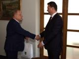 Místostarosta Kop předává místopředsedovi sněmovny drobný upomínkový dar Místostarosta Kop předává místopředsedovi sněmovny drobný upomínkový dar