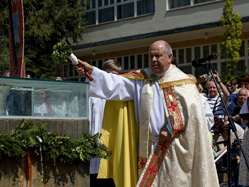 farář Wojcik při letošním svěcení pramenů farář Wojcik při letošním svěcení pramenů