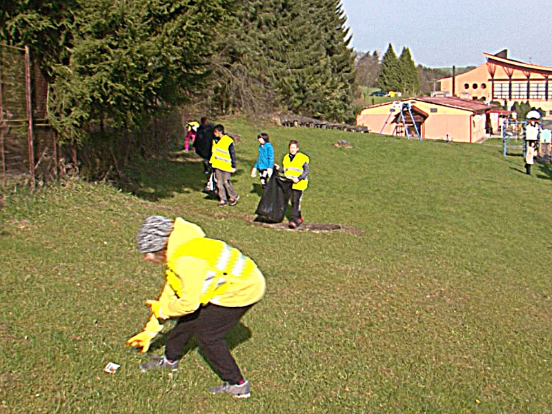 VIDEO: Při akci ke Dni Země se také uklízelo v ulicích VIDEO: Při akci ke Dni Země se také uklízelo v ulicích