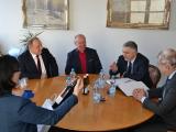 Setkání na radnici (velvyslanec druhý zprava) Setkání na radnici (velvyslanec druhý zprava)