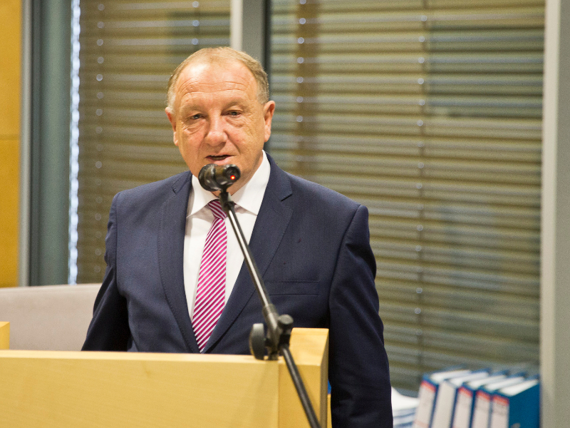 R. Kop skládá slib krajského zastupitele R. Kop skládá slib krajského zastupitele