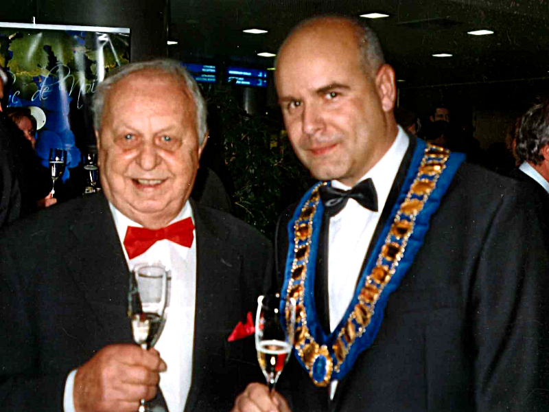 E. Válek (vlevo) s šéfem barmanské asociace E. Válek (vlevo) s šéfem barmanské asociace