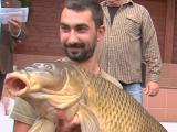 VIDEO: Vítěz rybářských závodů ulovil rekordního kapra a získal i nevšední cenu VIDEO: Vítěz rybářských závodů ulovil rekordního kapra a získal i nevšední cenu