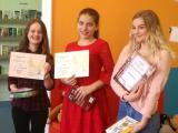 Nejlepší recitátorky ze IV. kategorie - vpravo vítězka J.Pírková (ZŠ Luhačovice) Nejlepší recitátorky ze IV. kategorie - vpravo vítězka J.Pírková (ZŠ Luhačovice)