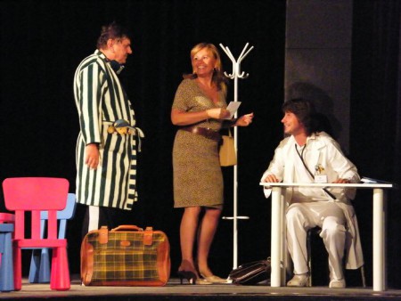 Ze hry Dady box (snímek převzat z webu divadlo-postscriptum.webnode.cz) Ze hry Dady box (snímek převzat z webu divadlo-postscriptum.webnode.cz)