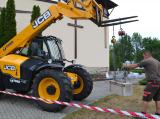 U kostela pokračují přípravy na umístění sousoší svaté Rodiny U kostela pokračují přípravy na umístění sousoší svaté Rodiny