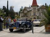 Lidé si prohlédli také řadu nablýskaných automobilových veteránů Lidé si prohlédli také řadu nablýskaných automobilových veteránů