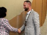 Předchozí starostka Marie Semelová gratuluje právě zvolenému starostovi Marianu Ležákovi Předchozí starostka Marie Semelová gratuluje právě zvolenému starostovi Marianu Ležákovi