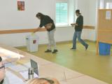 Hlasování ve volební místnosti nacházející se v SOŠ Luhačovice Hlasování ve volební místnosti nacházející se v SOŠ Luhačovice