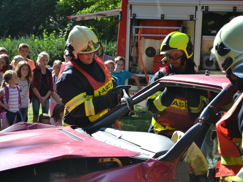 K vidění bylo vyproštění figuranta z havarovaného vozu i policejní koně a zásahovka K vidění bylo vyproštění figuranta z havarovaného vozu i policejní koně a zásahovka