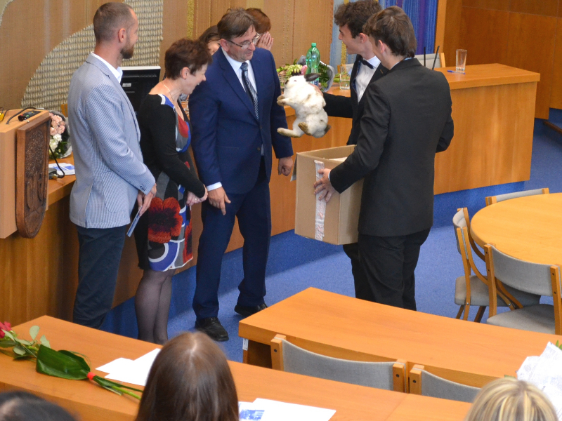 Nepředávala se jen vysvědčení ale i živý králík Nepředávala se jen vysvědčení ale i živý králík