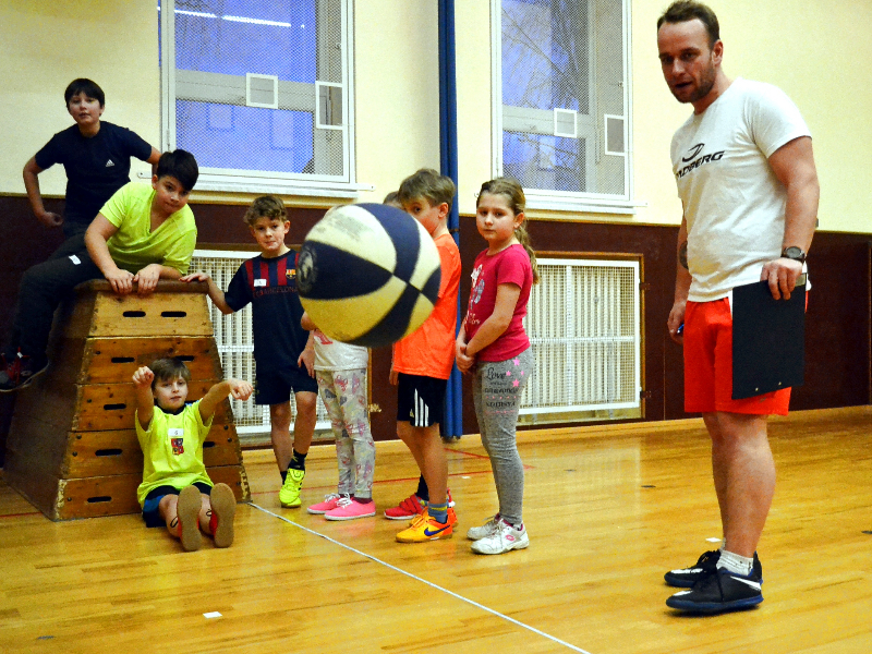 Kdo hodí ze sedu balónem nejdál? Kdo hodí ze sedu balónem nejdál?