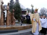 Nová socha svaté Rodiny byla posvěcena arcibiskupem Nová socha svaté Rodiny byla posvěcena arcibiskupem
