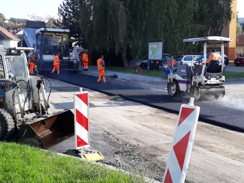 Dokončování rekonstrukce křižovatky v Družstevní ulici Dokončování rekonstrukce křižovatky v Družstevní ulici