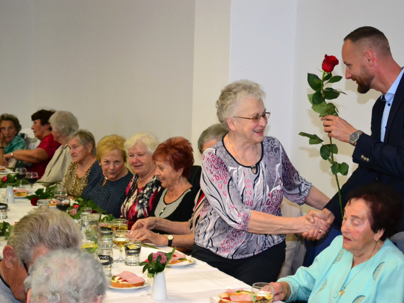 Zástupci města pogratulovali nejstarším generacím letošních jubilantů Zástupci města pogratulovali nejstarším generacím letošních jubilantů
