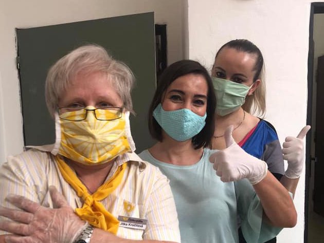 situaci berou s nadhledem i luhačovické pošťačky (foto: facebook) situaci berou s nadhledem i luhačovické pošťačky (foto: facebook)