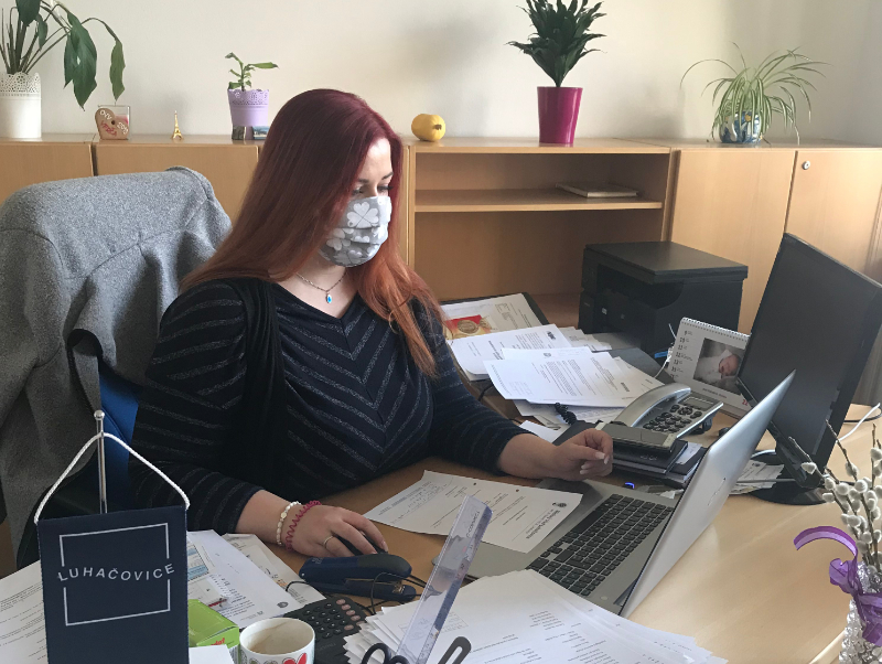 pracovnice MÚ Luhačovice s rouškou pracovnice MÚ Luhačovice s rouškou