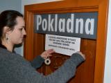 Pracovnice kulturního domu vylepuje informaci o přeložení akcí Pracovnice kulturního domu vylepuje informaci o přeložení akcí