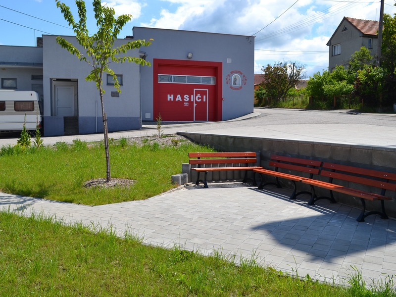 Luhačovickou místní část Řetechov zdobí nové odpočinkové prostranství s lavičkami Luhačovickou místní část Řetechov zdobí nové odpočinkové prostranství s lavičkami