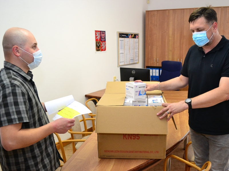 Předání respirátorů na ZŠ Luhačovice Předání respirátorů na ZŠ Luhačovice