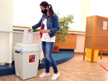 hlasování ve volební místnosti na luhačovické radnici hlasování ve volební místnosti na luhačovické radnici