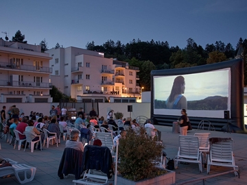 letní kino na terase plovárny letní kino na terase plovárny