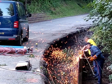 práce na budování opěrné stěny (foto N.S.) práce na budování opěrné stěny (foto N.S.)