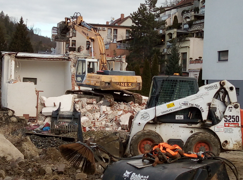 FOTOGALERIE: Původní trafačka mohla jít k zemi, už slouží nová FOTOGALERIE: Původní trafačka mohla jít k zemi, už slouží nová