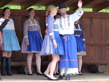 Folklorní vystoupení potěšilo v luhačovické místní části Kladná Žilín Folklorní vystoupení potěšilo v luhačovické místní části Kladná Žilín