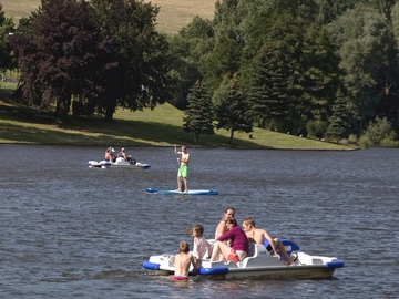 Šlapadla a paddleboardy na Luhačovické přehradě Šlapadla a paddleboardy na Luhačovické přehradě