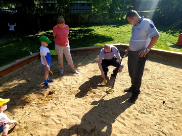 Strážníci kontrolovali dětská hřiště a pískoviště i pomocí detektoru Strážníci kontrolovali dětská hřiště a pískoviště i pomocí detektoru