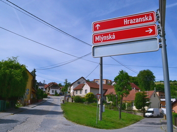 Pohled do spodní části Hrazanské ulice Pohled do spodní části Hrazanské ulice