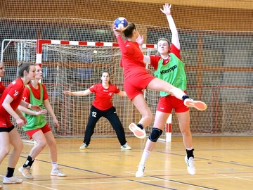 FOTOGALERIE: Záloha národní reprezentace házenkářek trénuje v hale luhačovického SC Radostova FOTOGALERIE: Záloha národní reprezentace házenkářek trénuje v hale luhačovického SC Radostova