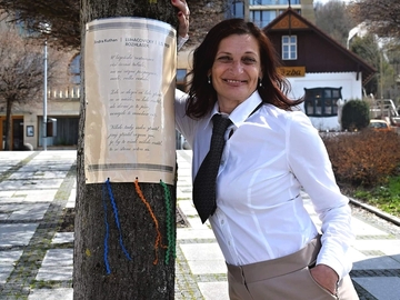 Po celý květen návštěvníky Luhačovic potěší v ulicích výstava poezie z lázní 30. let Po celý květen návštěvníky Luhačovic potěší v ulicích výstava poezie z lázní 30. let