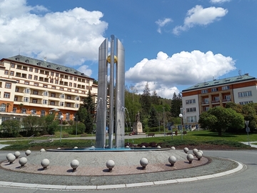 Byl spuštěn vodotrysk na kruhovém objezdu, k Luhačovicím patří už více než 20 let Byl spuštěn vodotrysk na kruhovém objezdu, k Luhačovicím patří už více než 20 let