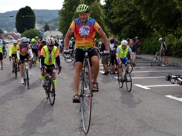 J. Zimovčák v čele pelotonu vyrážejícím v loni z Luhačovic J. Zimovčák v čele pelotonu vyrážejícím v loni z Luhačovic