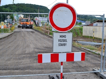 Začala demolice mostu z Družstevní k Zahradní čtvrti, řidiči musejí po objížďce, pěším slouží lávka opodál Začala demolice mostu z Družstevní k Zahradní čtvrti, řidiči musejí po objížďce, pěším slouží lávka opodál