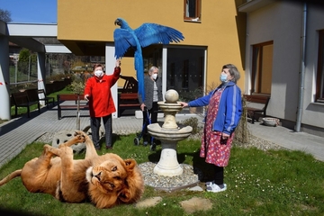 Klientky vzaly zvířátka vyvenčit na naši zahradu. Papoušek Kájínek nám naštěstí neuletěl.