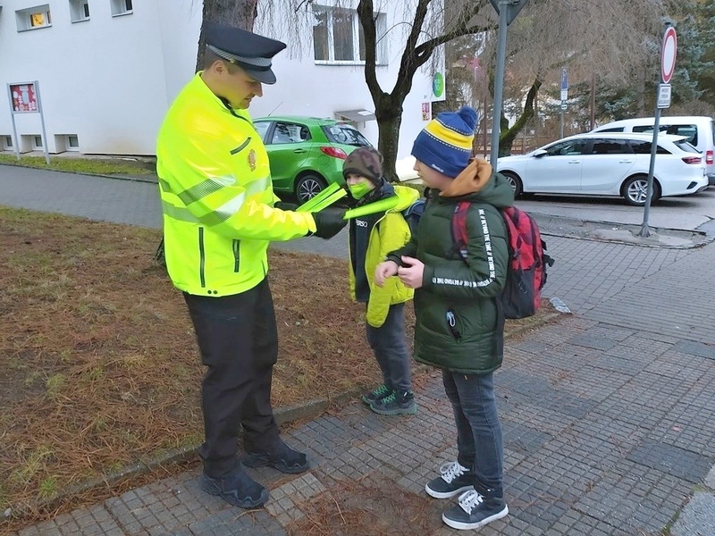 Strážníci poradí dětem, jak se bezpečně chovat v provozu