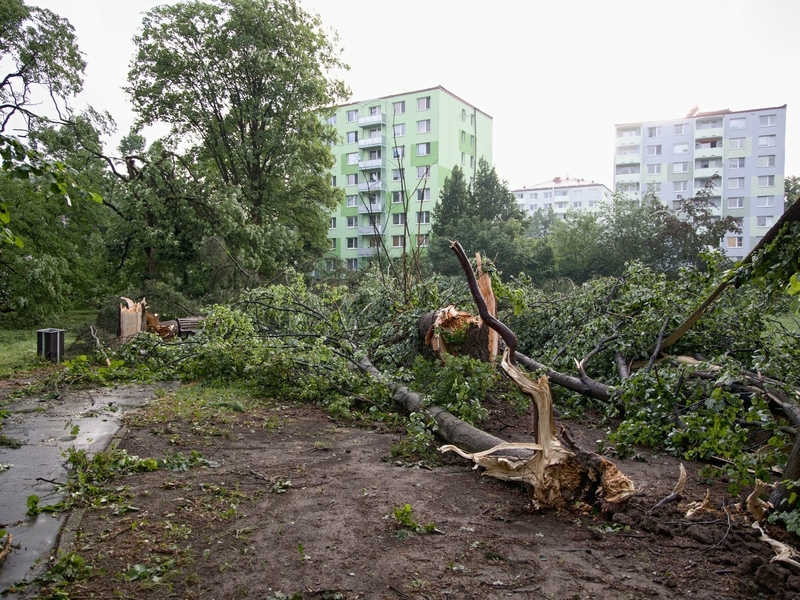 Vichřice downburst v Luhačovicích – před rokem a dnes 